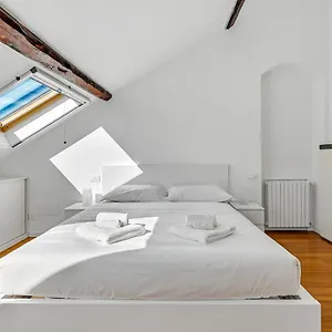 Cosmopolitan Apartment Milan